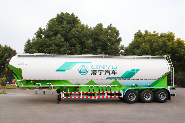 粉粒物料運(yùn)輸車的特點(diǎn)詳解！