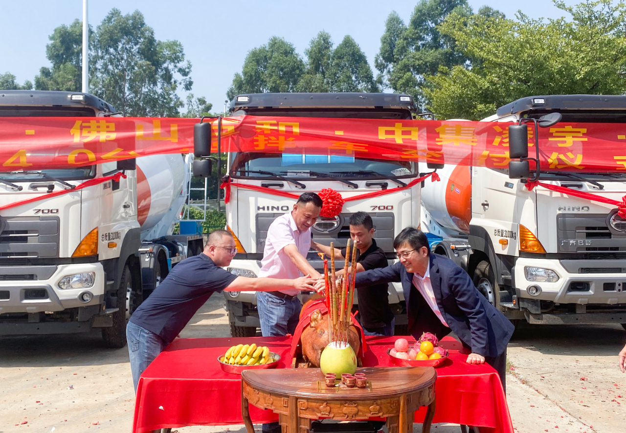 喜氣洋洋共相聚，40臺(tái)凌宇攪拌車(chē)交付大客戶！