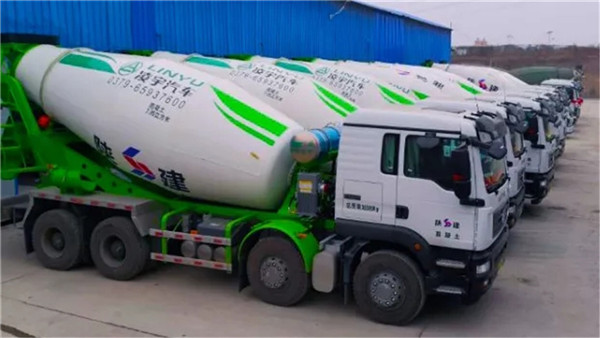 克服萬(wàn)難！新春批凌宇罐車(chē)發(fā)往市場(chǎng)