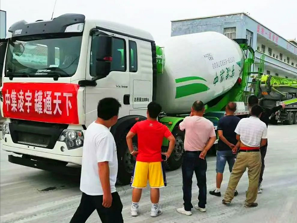 開攤啦！凌宇攪拌車“擺攤兒”湖北，客戶當(dāng)場(chǎng)下單！