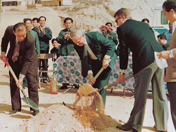 人民日報 | 麥伯良：敢闖敢試，泥路走成幸福路