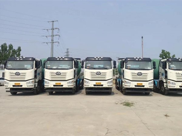 鄭州新客戶喜提20臺(tái)解放＆凌宇一體化攪拌車