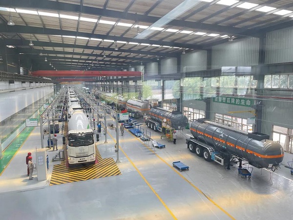 堅(jiān)守一線戰(zhàn)高溫，齊心協(xié)力保生產(chǎn)