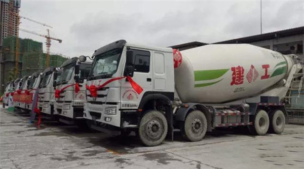 中集凌宇20臺(tái)新款混凝土攪拌車交車儀式
